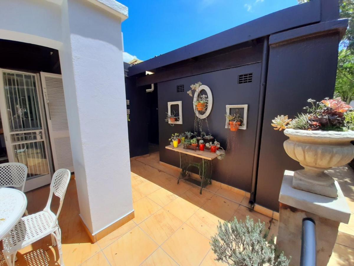At 98 On Lynburn Guest House Pretoria-Noord Exterior foto