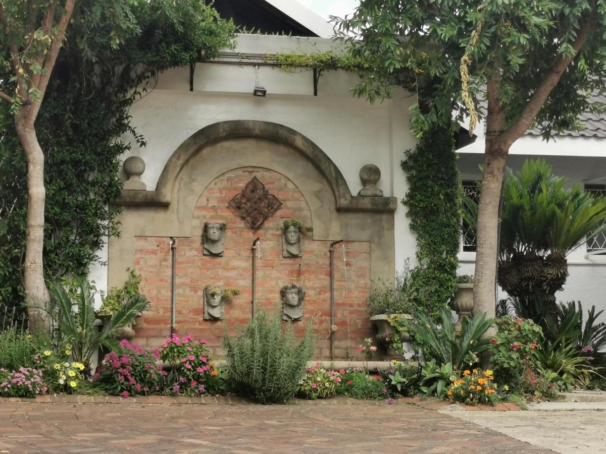 At 98 On Lynburn Guest House Pretoria-Noord Exterior foto