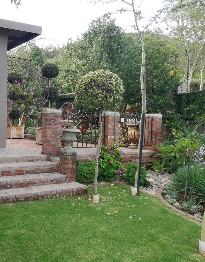 At 98 On Lynburn Guest House Pretoria-Noord Exterior foto
